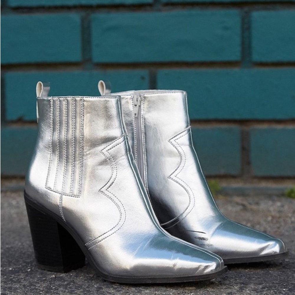 Electric Cowgirl Rodeo cowgirl Metallic Silver Ankle Boots very Comfy